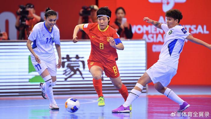 中国女足选手取得胜利，晋级比赛