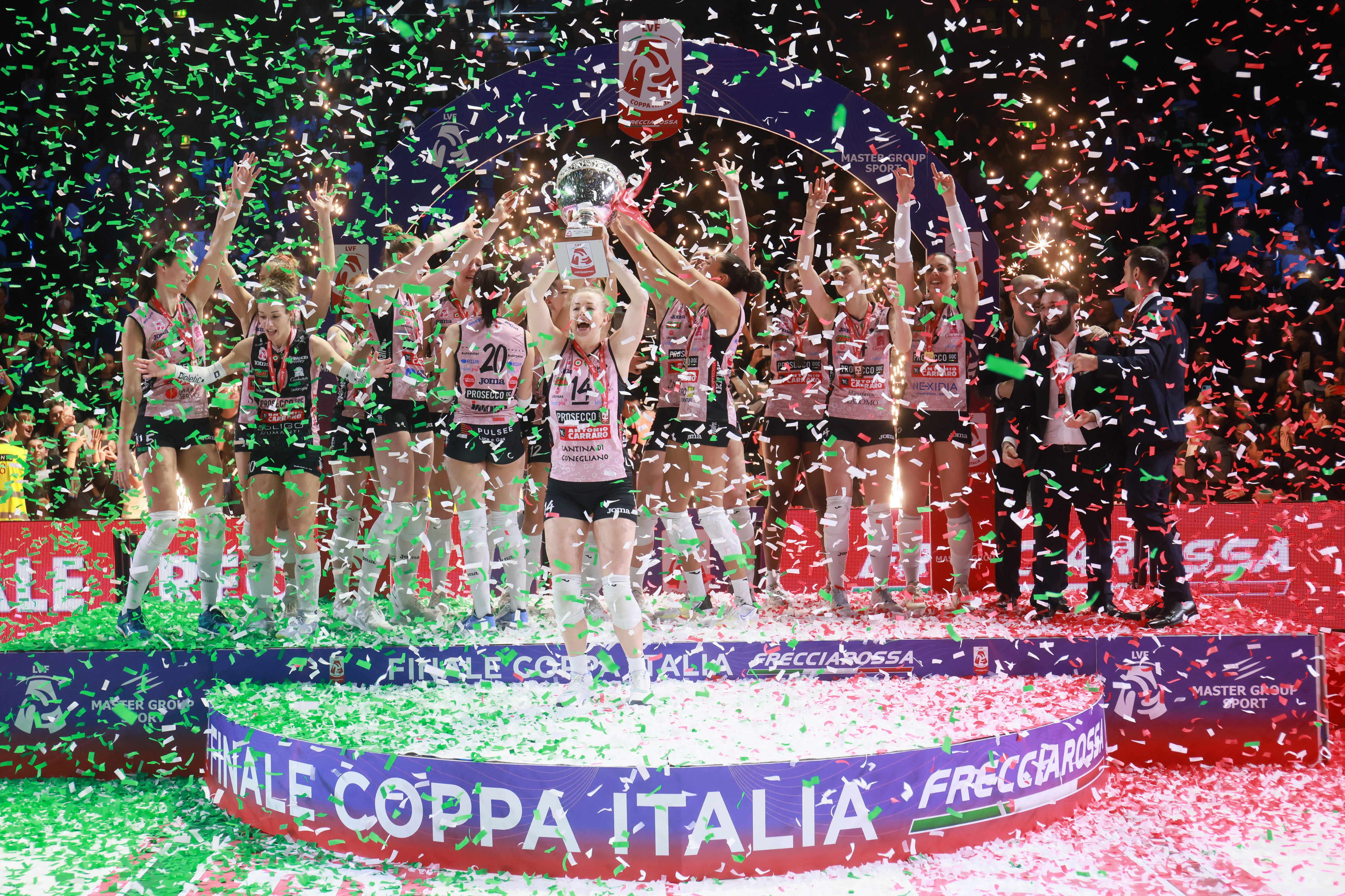 意大利女子足球队逆袭夺冠,演绎传奇 意大利女子足球队逆袭夺冠,演绎传奇