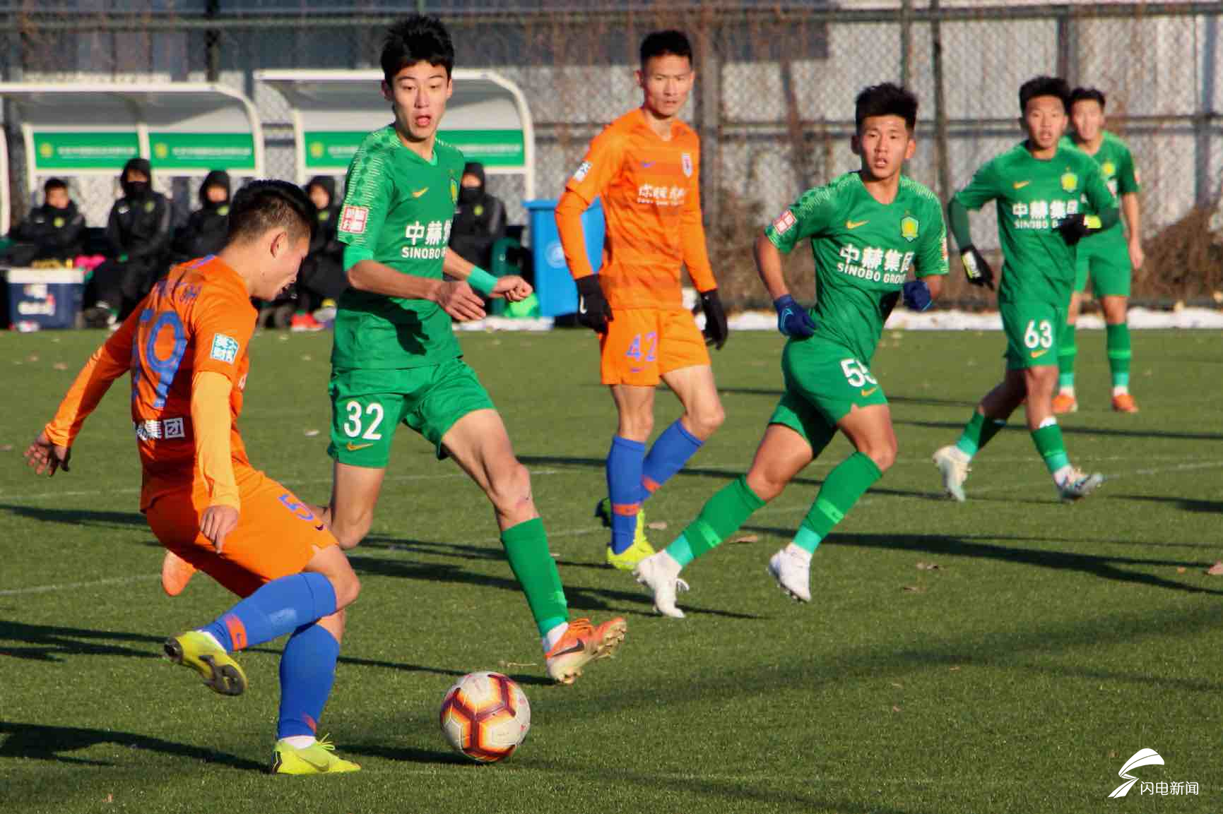 队长带领球队勇夺胜利登上榜首 队长带领球队勇夺胜利登上榜首