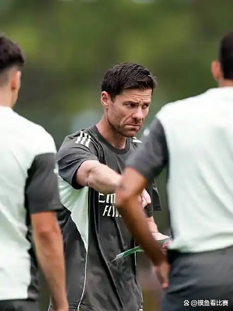 多特蒙德新援表现抢眼,球迷期待他的表现 多特蒙德新援表现抢眼,球迷期待他的表现