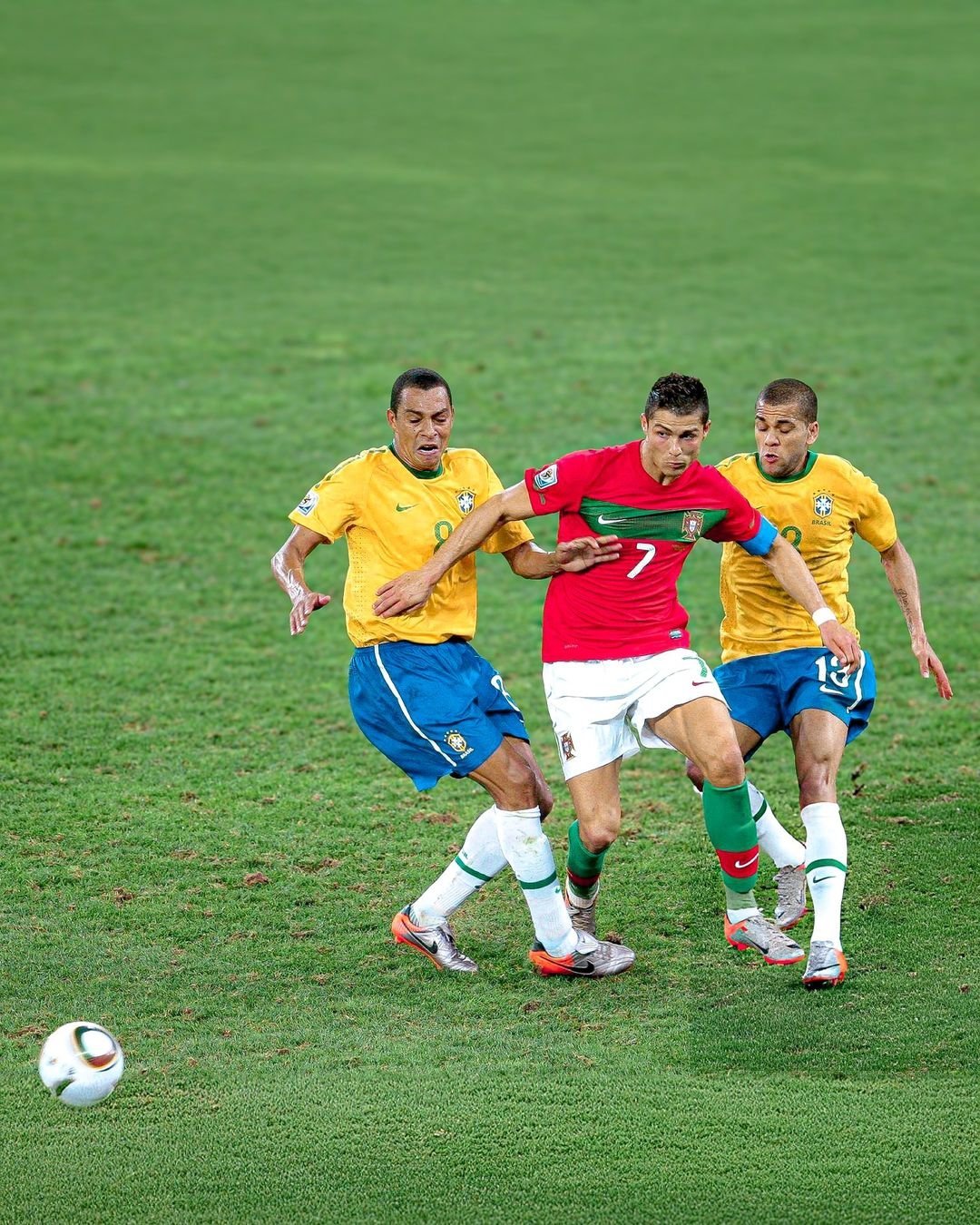 足球联赛擂台对决，球迷热情高涨期待再掀高潮