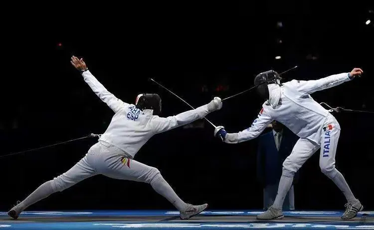 爱尔兰击剑选手斩获银牌,实力抢眼 爱尔兰击剑选手斩获银牌,实力抢眼