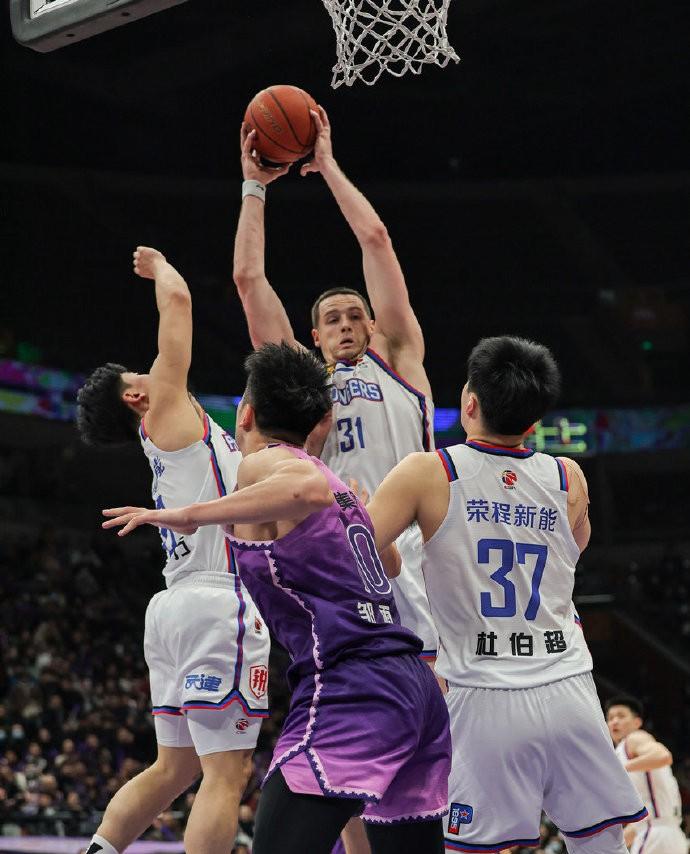 争冠球队逆袭劲敌,绝杀关键时刻 争冠球队逆袭劲敌,绝杀关键时刻