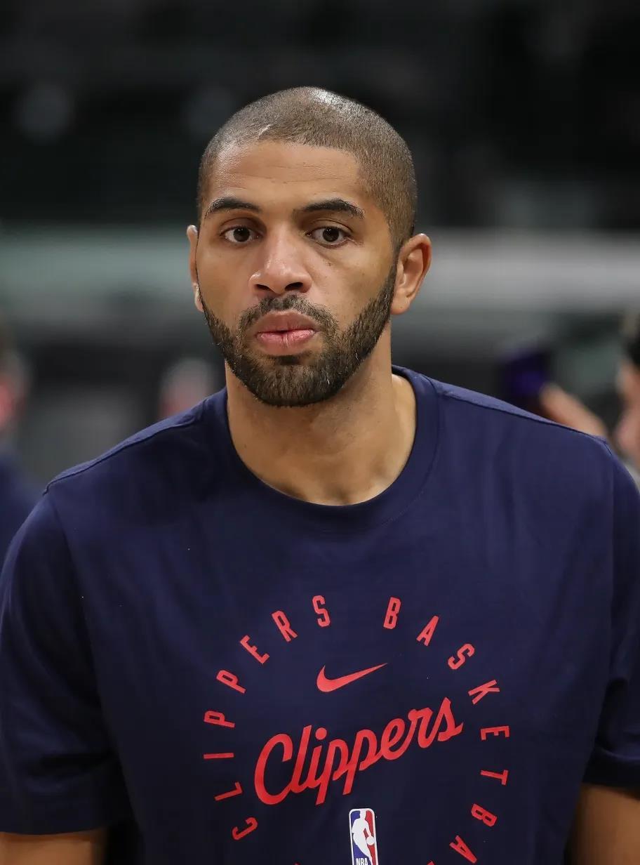 明星球员表现抢眼,成为球迷热议话题 明星球员表现抢眼,成为球迷热议话题