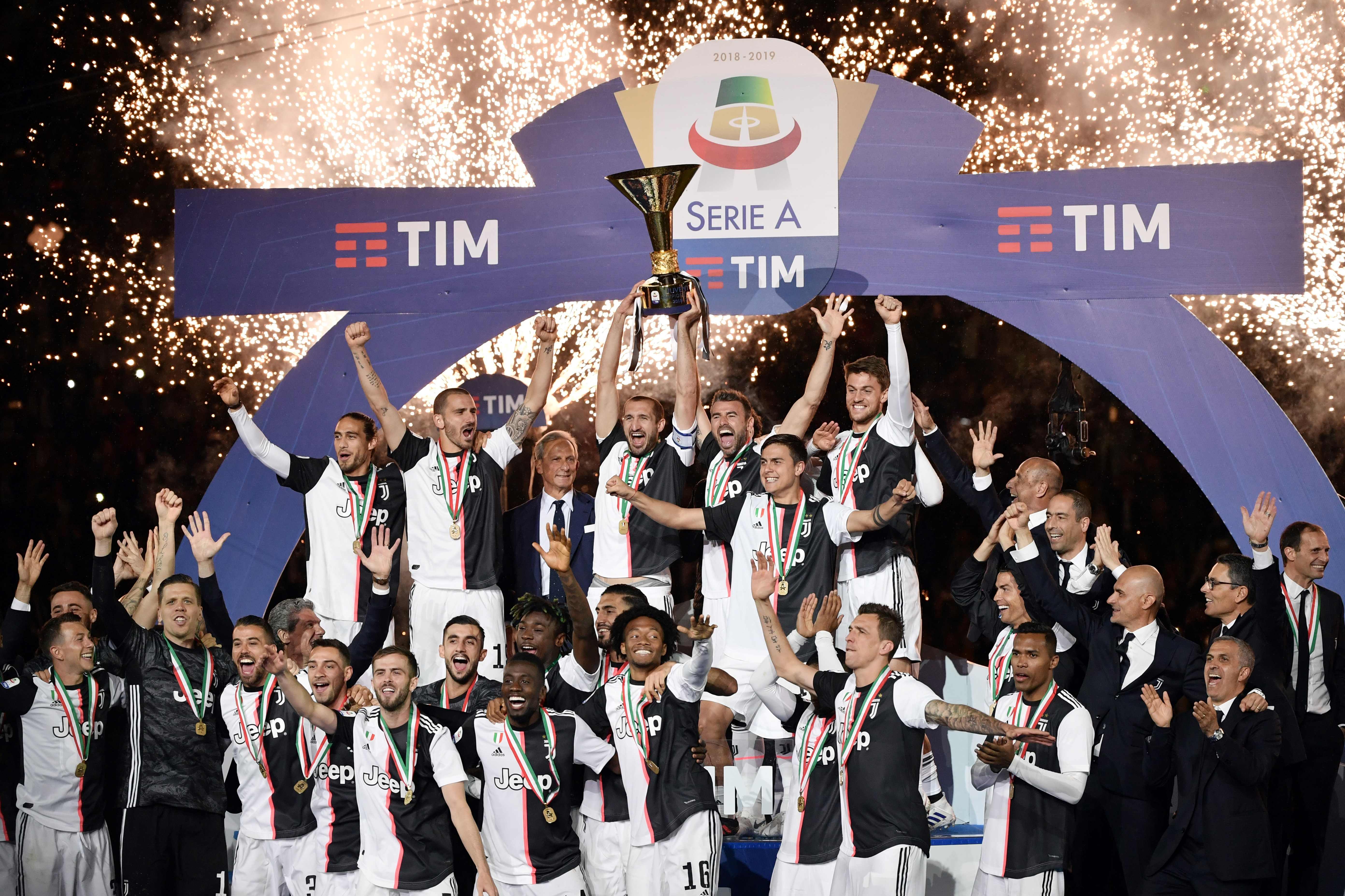 意大利足球联赛赛场争夺激烈，尤文图斯领先优势明显