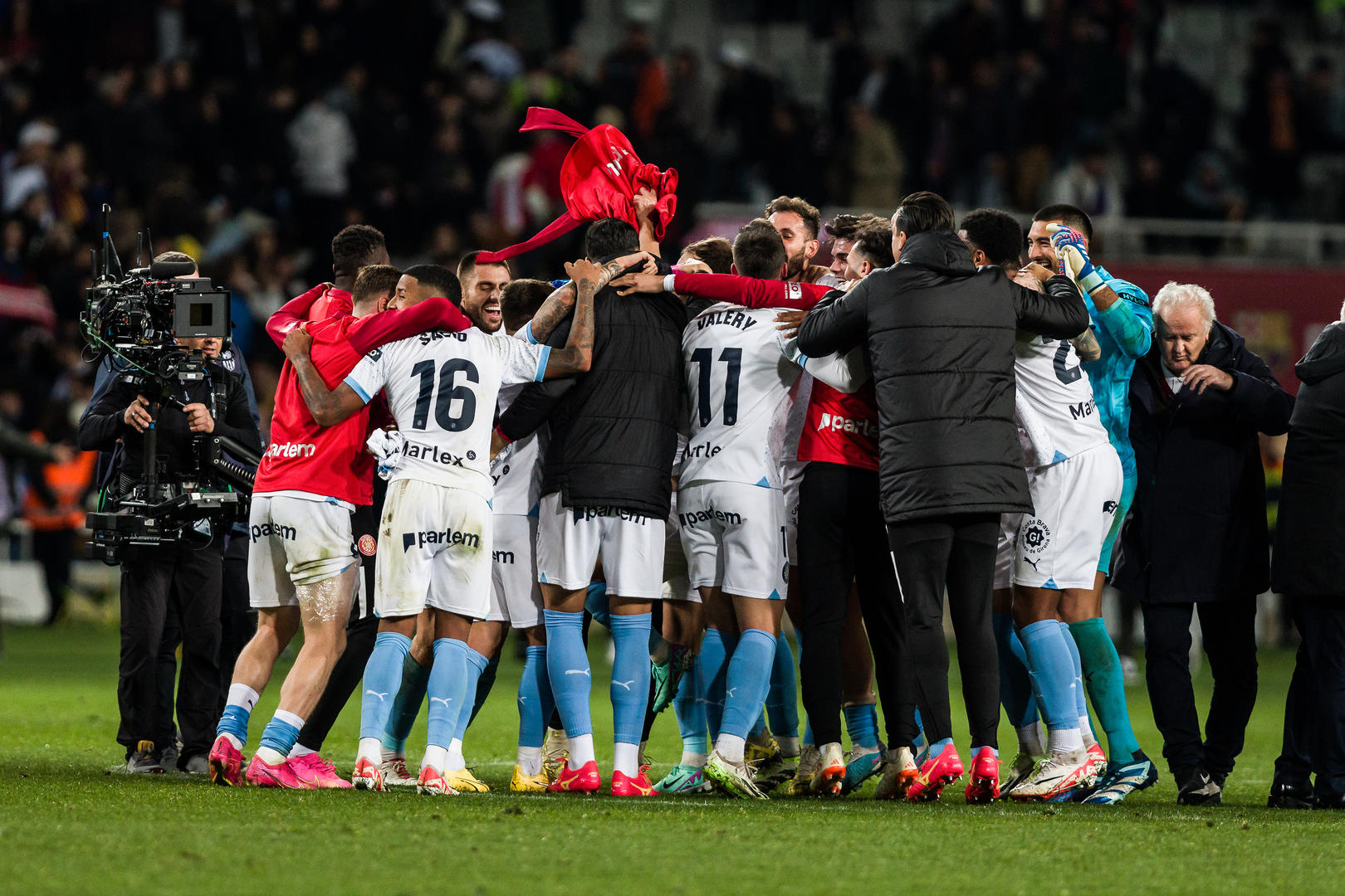 顶尖球员大放异彩，赛场氛围热烈